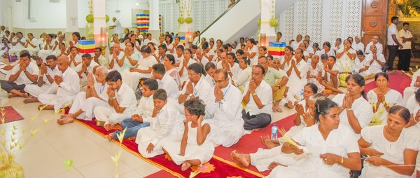 Tổng thống Sri Lanka dâng Y Kathina hằng năm tại Trung tâm Thiền Vipassana quốc tế