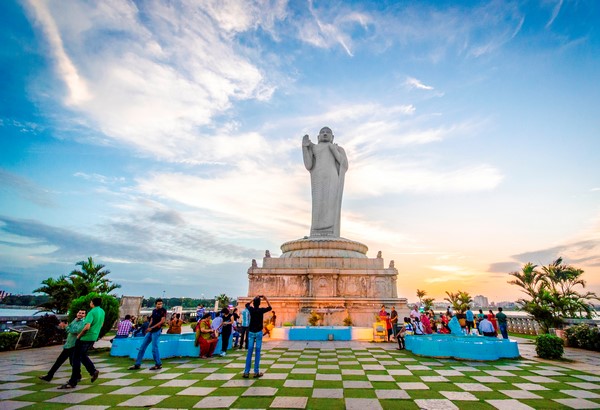 Bức tượng Phật Thích Ca Mâu Ni cao 17 mét tại hồ Hussain Sagar, Hyderabad, India