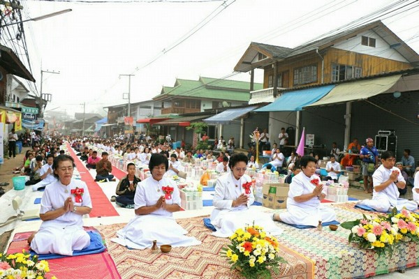 Thái Lan: Sau 3 tháng An Cư ,chư Tăng Tự tứ, diễu hành khất thực  tại huyện Khun Yuam, tỉnh Mae Hong Son