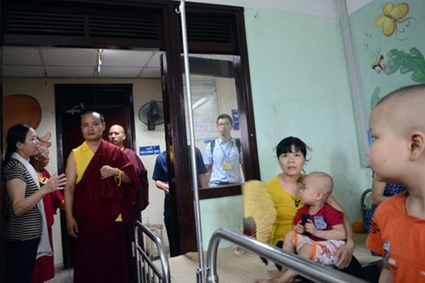 Lạt ma Ấn Độ tham gia hiến máu dành tặng các bệnh nhân nhi