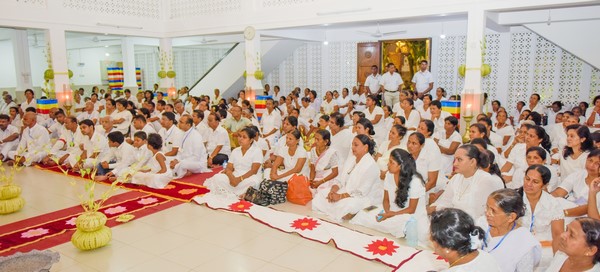 Tổng thống Sri Lanka dâng Y Kathina hằng năm tại Trung tâm Thiền Vipassana quốc tế