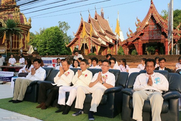 Thái Lan: Sau 3 tháng An Cư ,chư Tăng Tự tứ, diễu hành khất thực  tại huyện Khun Yuam, tỉnh Mae Hong Son