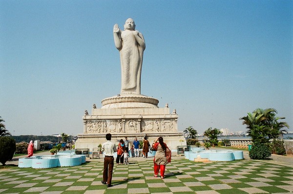 Bức tượng Phật Thích Ca Mâu Ni cao 17 mét tại hồ Hussain Sagar, Hyderabad, India