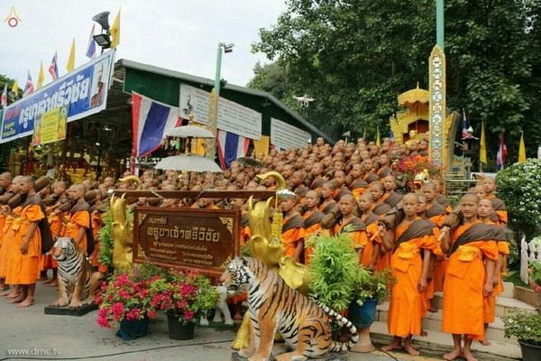 Thái Lan: Chùm ảnh chư Tăng diễu hành 11 km