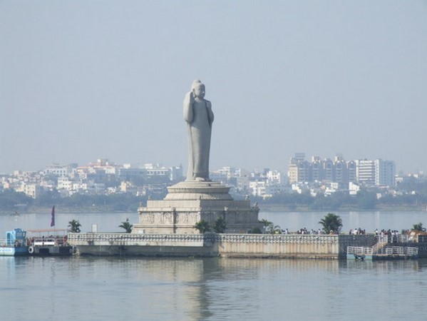 Bức tượng Phật Thích Ca Mâu Ni cao 17 mét tại hồ Hussain Sagar, Hyderabad, India