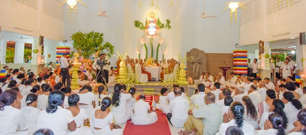 Tổng thống Sri Lanka dâng Y Kathina hằng năm tại Trung tâm Thiền Vipassana quốc tế