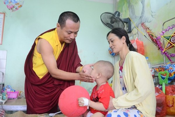 Lạt ma Ấn Độ tham gia hiến máu dành tặng các bệnh nhân nhi