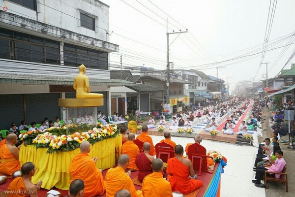 Thái Lan: Sau 3 tháng An Cư ,chư Tăng Tự tứ, diễu hành khất thực  tại huyện Khun Yuam, tỉnh Mae Hong Son