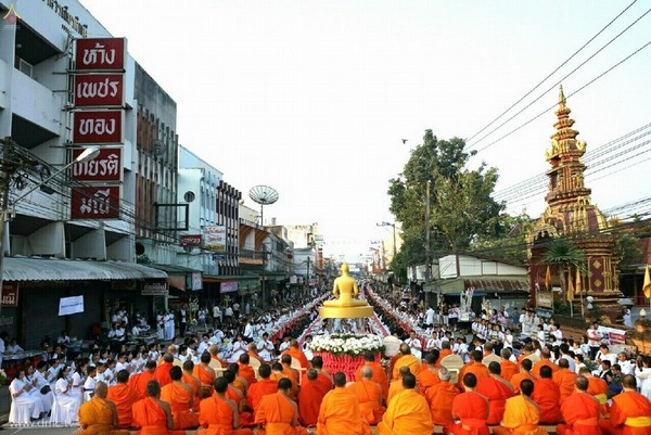 Thái Lan: Sau 3 tháng An Cư ,chư Tăng Tự tứ, diễu hành khất thực  tại huyện Khun Yuam, tỉnh Mae Hong Son