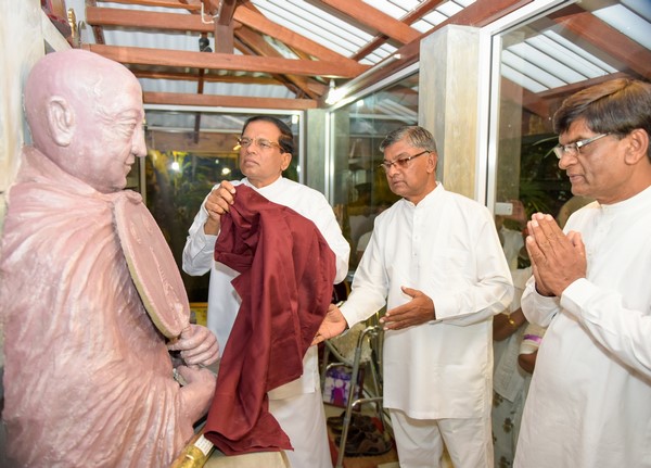 Tổng thống Sri Lanka dâng Y Kathina hằng năm tại Trung tâm Thiền Vipassana quốc tế