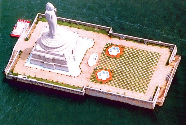Bức tượng Phật Thích Ca Mâu Ni cao 17 mét tại hồ Hussain Sagar, Hyderabad, India