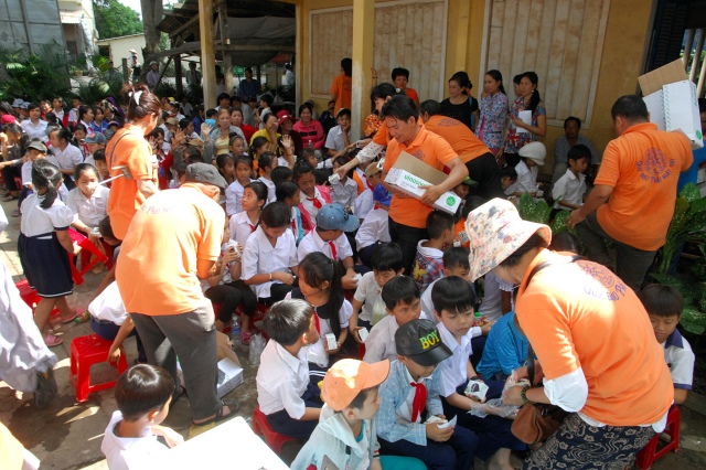 Quỹ Đạo Phật Ngày Nay khánh thành “Nhịp cầu yêu thương 4” và trao quà từ thiện tại Bến Tre