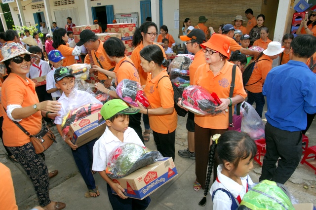 Quỹ Đạo Phật Ngày Nay khánh thành “Nhịp cầu yêu thương 4” và trao quà từ thiện tại Bến Tre