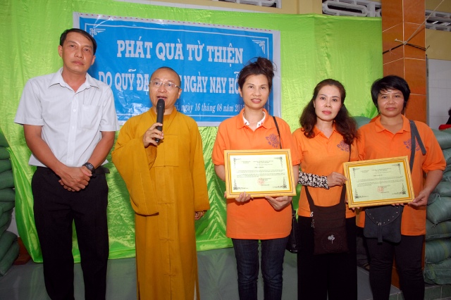Quỹ Đạo Phật Ngày Nay khánh thành “Nhịp cầu yêu thương 4” và trao quà từ thiện tại Bến Tre