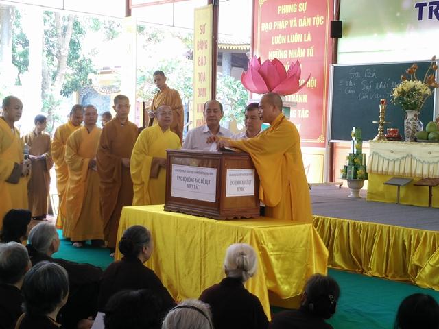 Phật giáo Thái Nguyên quyên góp tiền ủng hộ đồng bào các tỉnh phía Bắc bị  thiên tai lũ lụt