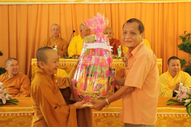 Đồng Tháp: Tạ Pháp – Dâng Y Chùa Tam Bảo và Chùa Hưng Thiền