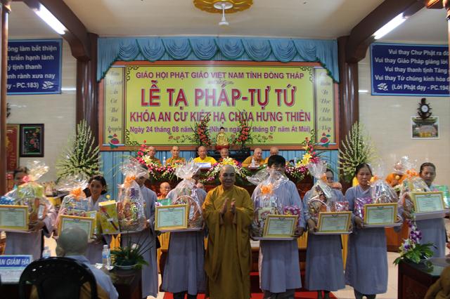 Đồng Tháp: Tạ Pháp – Dâng Y Chùa Tam Bảo và Chùa Hưng Thiền
