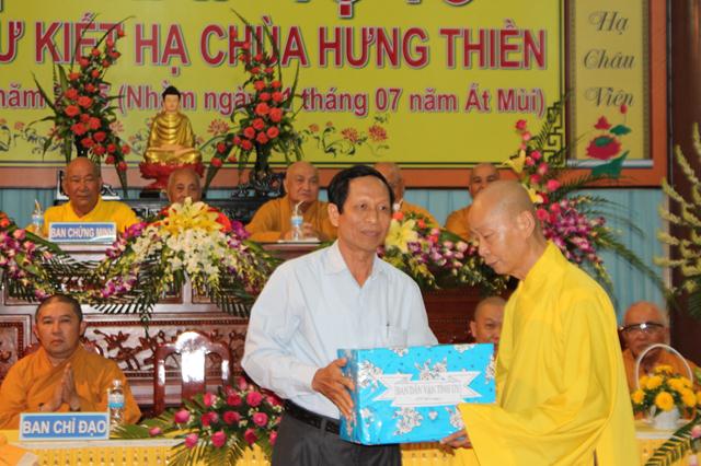 Đồng Tháp: Tạ Pháp – Dâng Y Chùa Tam Bảo và Chùa Hưng Thiền