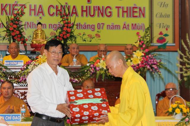 Đồng Tháp: Tạ Pháp – Dâng Y Chùa Tam Bảo và Chùa Hưng Thiền