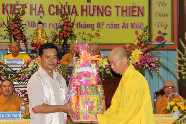 Đồng Tháp: Tạ Pháp – Dâng Y Chùa Tam Bảo và Chùa Hưng Thiền