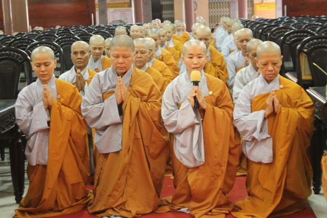 Đồng Tháp: Tạ Pháp – Dâng Y Chùa Tam Bảo và Chùa Hưng Thiền