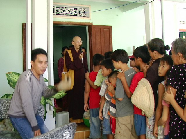 Khánh Hòa: Chùa Sắc tứ Minh Thiện trao tặng 1000 hộp cơm chay