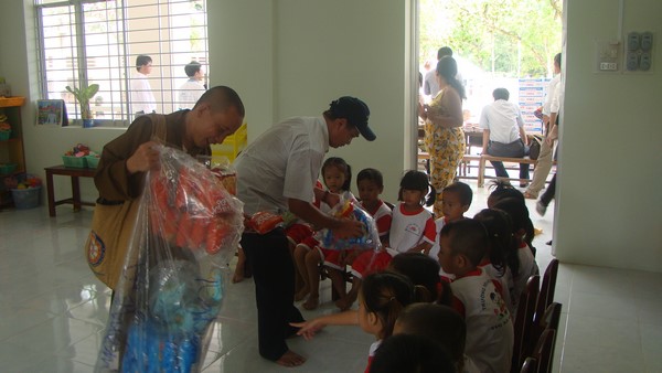 Hà Tiên: Từ thiện dịp Vu Lan Thắng hội