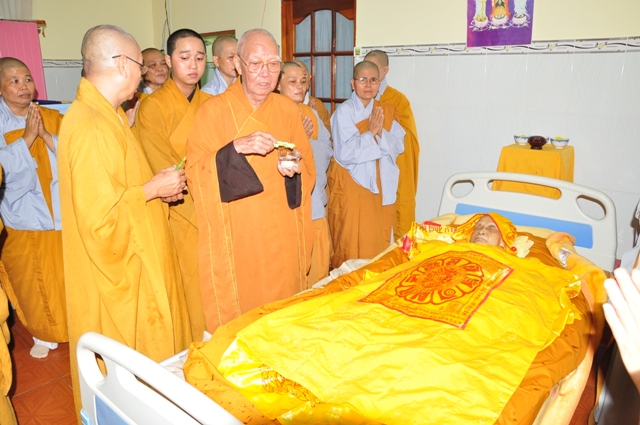 Long An: Lễ nhập kim quan cố Ni trưởng Đạt Cung