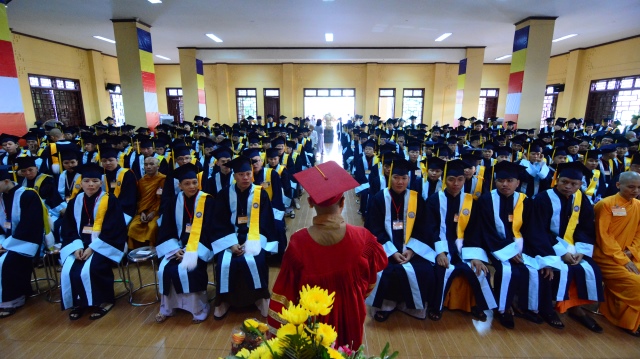 Gần 500 Cử nhân và Thạc sĩ Phật học khóa IX hân hoan mừng lễ tốt nghiệp