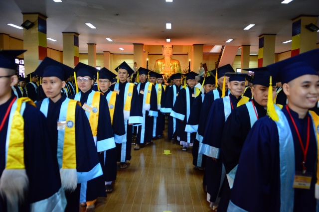 Gần 500 Cử nhân và Thạc sĩ Phật học khóa IX hân hoan mừng lễ tốt nghiệp