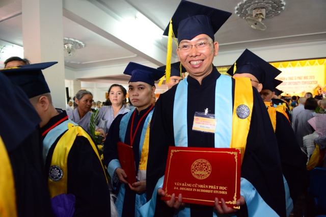 Gần 500 Cử nhân và Thạc sĩ Phật học khóa IX hân hoan mừng lễ tốt nghiệp