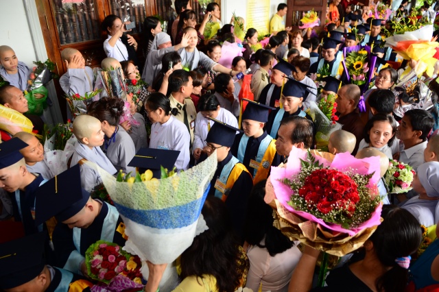 Gần 500 Cử nhân và Thạc sĩ Phật học khóa IX hân hoan mừng lễ tốt nghiệp