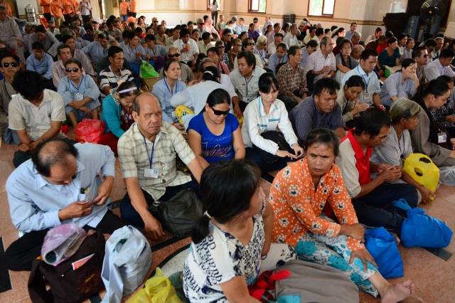 Quỹ Đạo Phật Ngày Nay: Tặng quà cho 163 người khiếm thị thành phố 09-2015