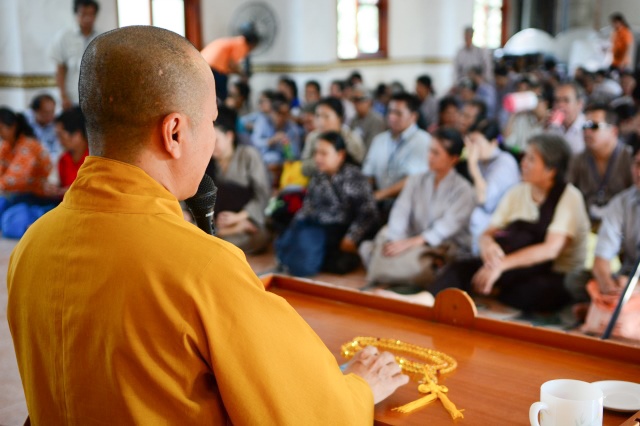 Quỹ Đạo Phật Ngày Nay: Tặng quà cho 163 người khiếm thị thành phố 09-2015