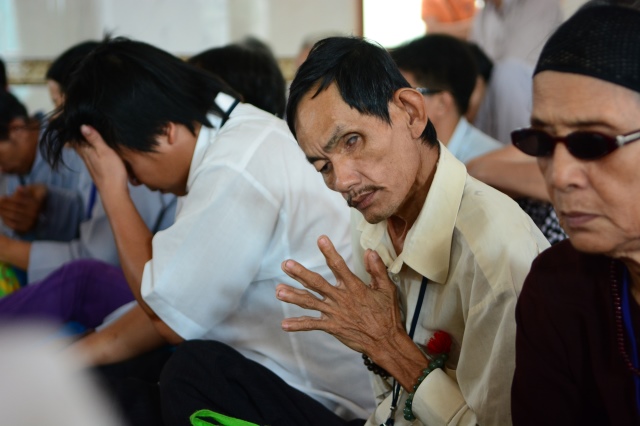 Quỹ Đạo Phật Ngày Nay: Tặng quà cho 163 người khiếm thị thành phố 09-2015