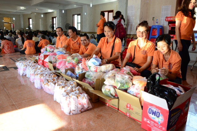 Quỹ Đạo Phật Ngày Nay: Tặng quà cho 163 người khiếm thị thành phố 09-2015
