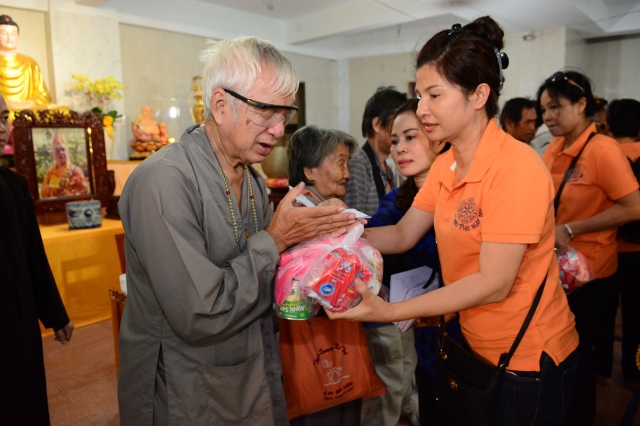 Quỹ Đạo Phật Ngày Nay: Tặng quà cho 163 người khiếm thị thành phố 09-2015