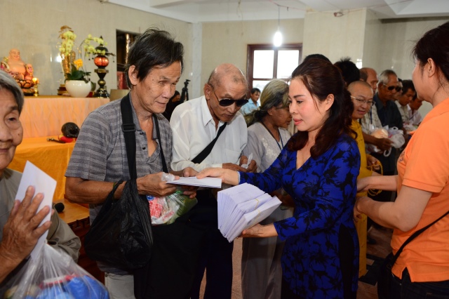 Quỹ Đạo Phật Ngày Nay: Tặng quà cho 163 người khiếm thị thành phố 09-2015