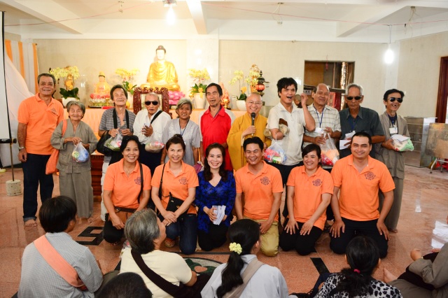 Quỹ Đạo Phật Ngày Nay: Tặng quà cho 163 người khiếm thị thành phố 09-2015