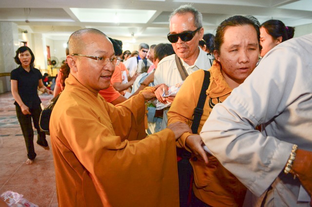 Quỹ Đạo Phật Ngày Nay: Tặng quà cho 163 người khiếm thị thành phố 09-2015