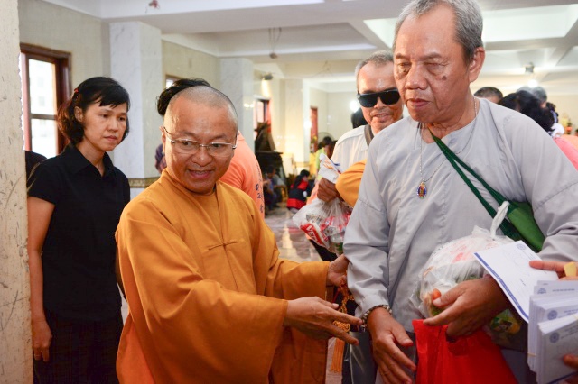 Quỹ Đạo Phật Ngày Nay: Tặng quà cho 163 người khiếm thị thành phố 09-2015