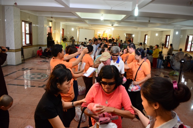 Quỹ Đạo Phật Ngày Nay: Tặng quà cho 163 người khiếm thị thành phố 09-2015