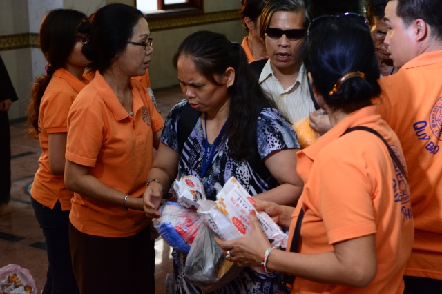 Quỹ Đạo Phật Ngày Nay: Tặng quà cho 163 người khiếm thị thành phố 09-2015