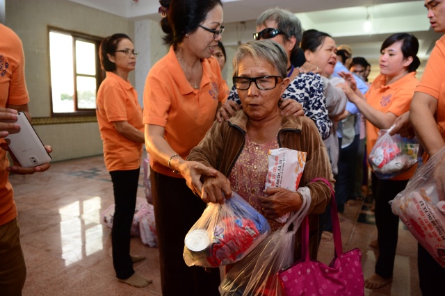 Quỹ Đạo Phật Ngày Nay: Tặng quà cho 163 người khiếm thị thành phố 09-2015