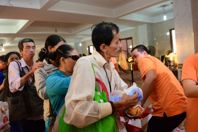 Quỹ Đạo Phật Ngày Nay: Tặng quà cho 163 người khiếm thị thành phố 09-2015