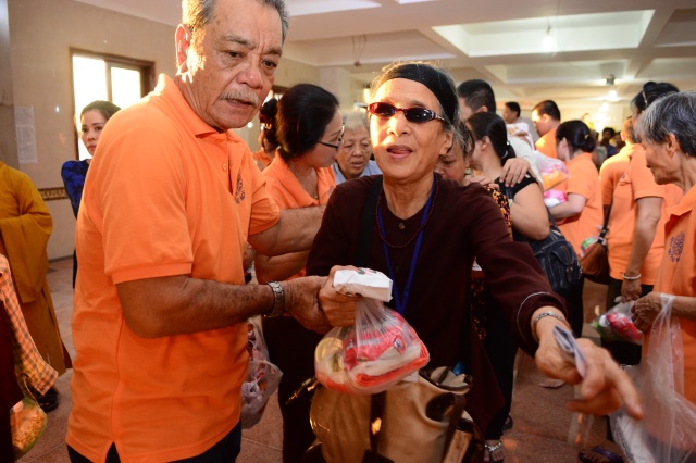 Quỹ Đạo Phật Ngày Nay: Tặng quà cho 163 người khiếm thị thành phố 09-2015
