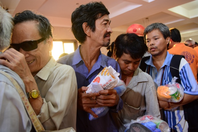 Quỹ Đạo Phật Ngày Nay: Tặng quà cho 163 người khiếm thị thành phố 09-2015