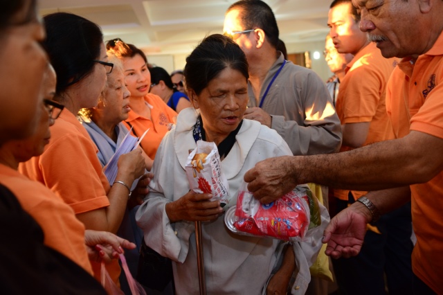Quỹ Đạo Phật Ngày Nay: Tặng quà cho 163 người khiếm thị thành phố 09-2015