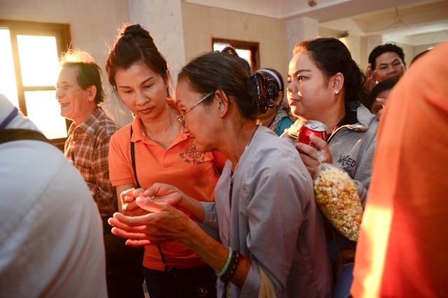 Quỹ Đạo Phật Ngày Nay: Tặng quà cho 163 người khiếm thị thành phố 09-2015