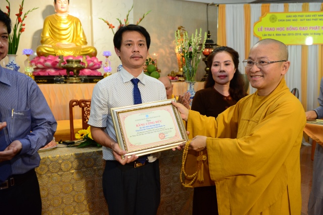 Quỹ Đạo Phật Ngày Nay tặng trên 200 xuất học bổng cho Tăng Ni năm học 2015-2016